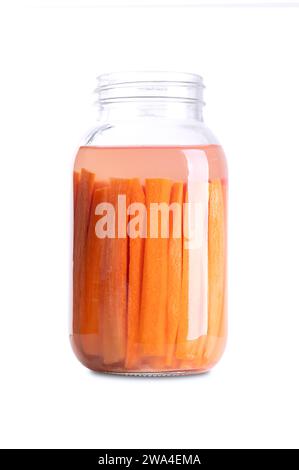 Karottenstäbchen, hausgemachte fermentierte Karotten, in einem Glas. Karotten, die in Stäbchen geschnitten und von Milchsäurebakterien fermentiert werden. Stockfoto