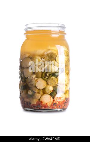 Rosenkohl, hausgemacht und in einem Glas fermentiert. Rosenkohl und grüne Chilis, die durch Milchsäurebakterien fermentiert sind. Stockfoto