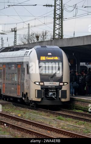 Eisenbahnverkehr Hamm Westf. HBF - RRX, Rhein-Ruhr-Express, Regionalexpress Zug RE11, Rhein-Hellweg-Express, Ziel Kassel-Wilhelmshöhe, Betreiber ist National Express, eingesetzt wird ein Siemens Desiro HC Triebwagenzug. Hamm, Nordrhein-Westfalen, DEU, Deutschland, 30.12.2023 *** Eisenbahnverkehr Hamm Westf HBF RRX, Rhein-Ruhr-Express, Regionalexpress RE11, Rhein-Hellweg-Express, Ziel Kassel Wilhelmshöhe, Betreiber ist National Express, verwendet ist ein Siemens Desiro HC-Triebwagenzug Hamm, Nordrhein-Westfalen, DEU, Deutschland, 30 12 2023 Stockfoto