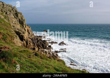 Pedn-Mem-an-Mere Headland und Carracks aus Porth Chapel, West Penwith, Cornwall, Großbritannien Stockfoto