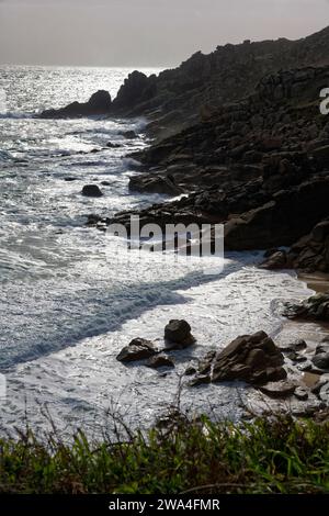 Carn Barges und Vessacks aus Porth Chapel, West Penwith, Cornwall, Großbritannien Stockfoto