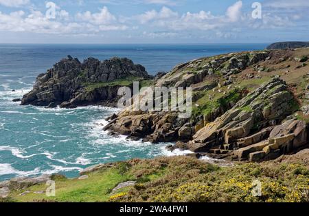 Logan Rock von Cribba Head, Penberth Cove, West Penwith, Cornwall, Großbritannien Stockfoto