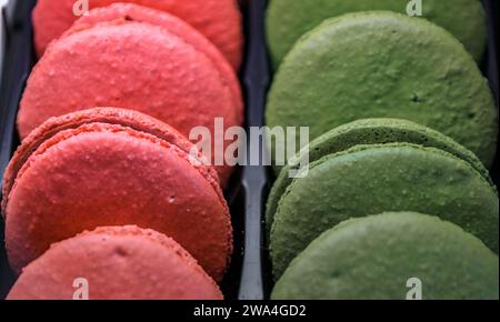 Farbenfrohe Makronen-Kekse werden in einer Bäckerei in der Carre d'Or, dem historischen Zentrum von Straßburg, Elsass, Frankreich, angeboten Stockfoto