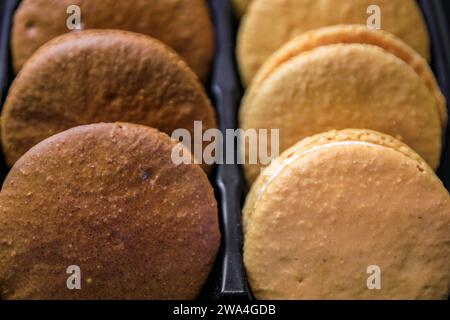 Farbenfrohe Makronen-Kekse werden in einer Bäckerei in der Carre d'Or, dem historischen Zentrum von Straßburg, Elsass, Frankreich, angeboten Stockfoto