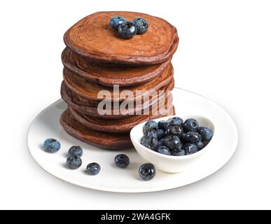 Schokoladenpfannkuchen mit Blaubeere auf weißem isoliertem Hintergrund Stockfoto