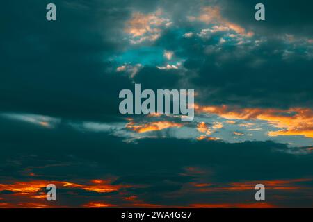 Farbenfroher dramatischer Himmel mit Wolken bei Sonnenuntergang. Das Konzept des dramatischen Himmels Stockfoto