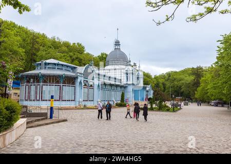 Zheleznovodsk, Russland - 11. Mai 2023: Touristen spazieren an einem Sommertag vor der Puschkin-Galerie Stockfoto