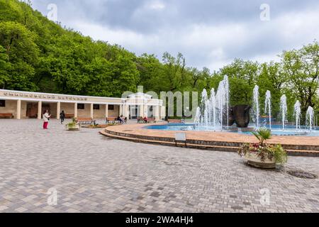 Zheleznovodsk, Russland - 11. Mai 2023: Blick auf den Smirnovsky Geysir an einem Sommertag befinden sich die Besucher an einem Sommertag in der Nähe des Brunnens Stockfoto