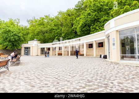 Zheleznovodsk, Russland - 11. Mai 2023: Besucher des Smirnovsky Geysirs an einem Sommertag Stockfoto