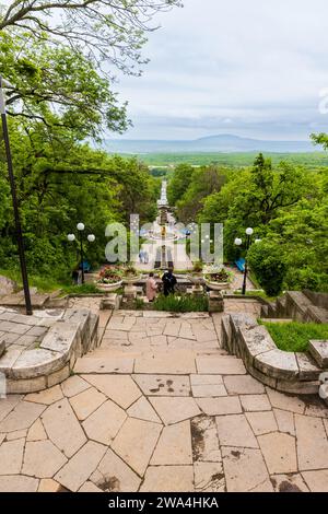 Zheleznovodsk, Russland - 11. Mai 2023: Die Kaskadentreppe perspektivische Sicht am Tag, Menschen gehen die Treppe Stockfoto