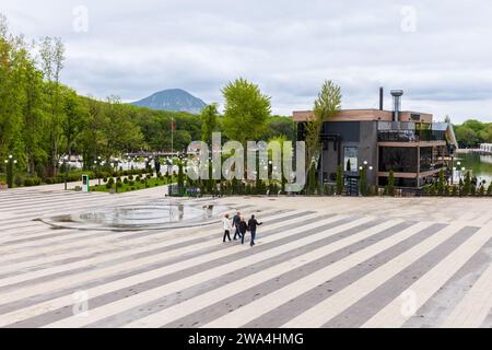 Zheleznovodsk, Russland - 11. Mai 2023: Touristen spazieren durch das Resort von Zheleznovodsk am Ende der Kaskadentreppe Stockfoto