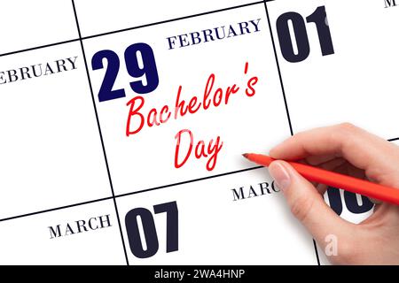 Februar: Schreiben Sie den Text „Bachelor's Day“ per Hand am Kalenderdatum. Speichern Sie das Datum. Urlaub. Tag des Jahres-Konzept. Stockfoto