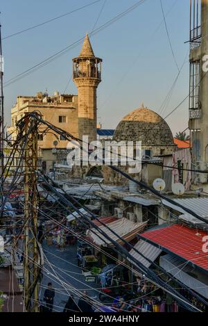 Al-Barani Moschee, die erste Moschee, die außerhalb der Mauern der Stadt Sidon im Libanon errichtet wurde. Fotografiert bei Sonnenuntergang vom Dabane Palace Stockfoto