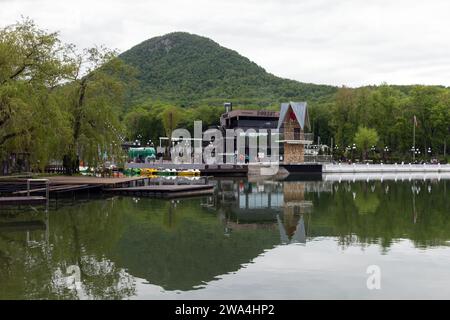 Zheleznovodsk, Russland - 11. Mai 2023: Blick auf die Küste des Sees Resort im Feriengebiet Zheleznovodsk am Ende der Kaskadentreppe Stockfoto