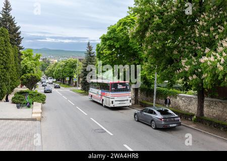 Pjatigorsk, Russland - 12. Mai 2023: Blick auf die Straße mit geparktem Touristenbus, gewöhnliche Menschen gehen die Straße Stockfoto