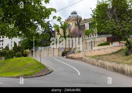 Pjatigorsk, Russland - 12. Mai 2023: Straßenblick auf die alte Stadt Pjatigorsk mit dem zweiten Gebäude des Sanatoriums S.M.Kirow Stockfoto