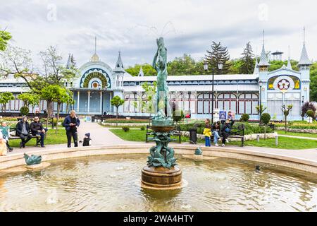 Pjatigorsk, Russland - 12. Mai 2023: Touristen besuchen Pjatigorsk Park Zzvetnik oder Blumengarten mit Lermontow Galerie im Hintergrund Stockfoto