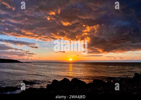 Sonnenuntergang mit dramatischen Wolken in der Nähe von Porthmeor Beach in St Ives, Cornwall, England, Großbritannien Stockfoto