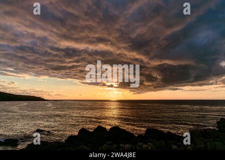 Sonnenuntergang mit dramatischen Wolken in der Nähe von Porthmeor Beach in St Ives, Cornwall, England, Großbritannien Stockfoto