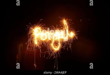 Pongal-Wort-Sparkler auf schwarzem Hintergrund. Stockfoto