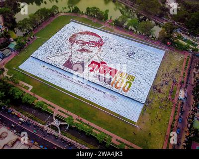 Barishal, Bangladesch. Januar 2024. Menschen aus Barishal, einer Stadt von Bangladesch, haben das größte von Menschen geschaffene Logo des Vaters der Nation Bangabandhu, Scheich Mujibur Rahman, auf mehr als 1,60,000 Quadratmetern Feldfläche gemacht. Insgesamt 10.050 Plakate in insgesamt 120 Zeilen, wobei jede Linie aus 84-85 Plakaten besteht, werden verwendet, um das längste und größte von Menschenhand gefertigte Logo zu machen. Quelle: Mustasinur Rahman Alvi/Alamy Live News Stockfoto