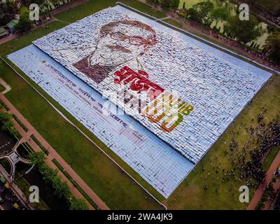 Barishal, Bangladesch. Januar 2024. Menschen aus Barishal, einer Stadt von Bangladesch, haben das größte von Menschen geschaffene Logo des Vaters der Nation Bangabandhu, Scheich Mujibur Rahman, auf mehr als 1,60,000 Quadratmetern Feldfläche gemacht. Insgesamt 10.050 Plakate in insgesamt 120 Zeilen, wobei jede Linie aus 84-85 Plakaten besteht, werden verwendet, um das längste und größte von Menschenhand gefertigte Logo zu machen. Quelle: Mustasinur Rahman Alvi/Alamy Live News Stockfoto