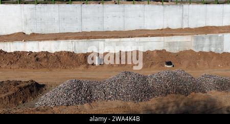 Betonsand und Kies werden beim Bau einer neuen Straße verwendet Stockfoto