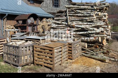 Große Holzhaufen in der Nähe der rustikalen Scheune Stockfoto