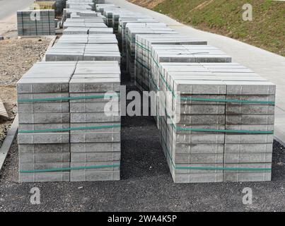 Betonpflasterplatten auf einer Baustelle Stockfoto