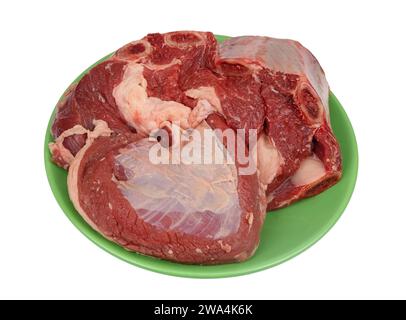 Ein großes Stück rohes Rindfleisch mit Knochen und Rippen. Isoliert auf weiß Stockfoto