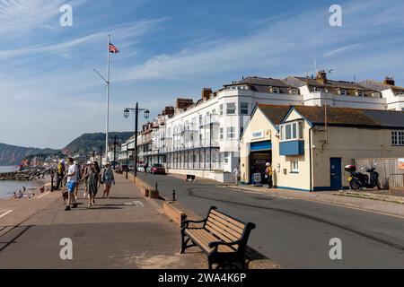 Stadtzentrum von Sidmouth und Esplanade am heißen Septembertag, Regency-Architektur an der Küste, jurassic Coast, Devon, England, UK, 2023 Stockfoto