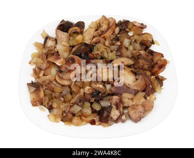 Aufgetaute Stachelpilze mit Zwiebeln für Julienne isoliert auf weiß Stockfoto