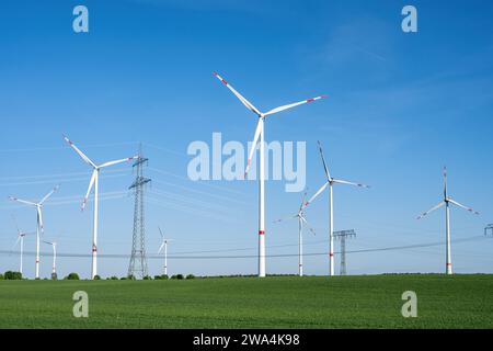 Windenergieanlagen und Stromleitungen in Deutschland gesehen Stockfoto