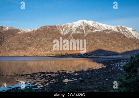 Liathach Mountain, ein schottischer Munro in Torridon mit schneebedecktem Gipfel Stockfoto