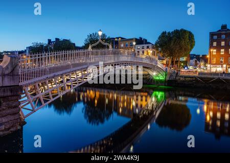 Die berühmte Ha'Penny Bridge in Dublin, Irland, in der Dämmerung Stockfoto