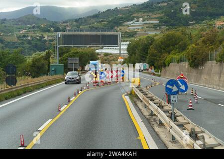 Verlassen Sie den zu reparierenden Straßenabschnitt, und geben Sie die Fahrtrichtung an. Konzept der Straßenarbeit Stockfoto