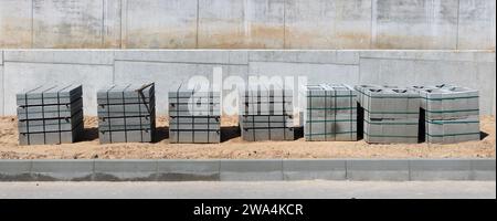 Pakete von Betonpflasterplatten auf einer Baustelle Stockfoto