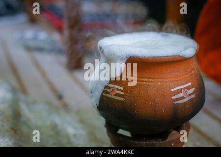 Alter Topf zum Kochen von Milch in Feuerholz Bodentopf. Kulturelle Veranstaltung in hindu. Stockfoto