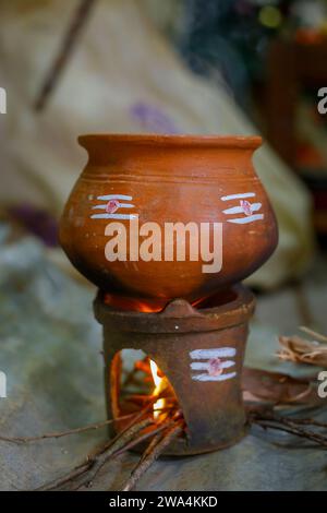 Alter Topf zum Kochen von Milch in Feuerholz Bodentopf. Kulturelle Veranstaltung in hindu. Stockfoto