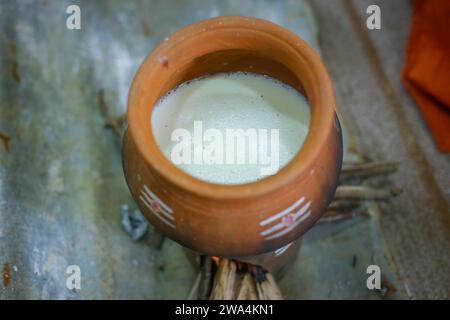 Alter Topf zum Kochen von Milch in Feuerholz Bodentopf. Kulturelle Veranstaltung in hindu. Stockfoto