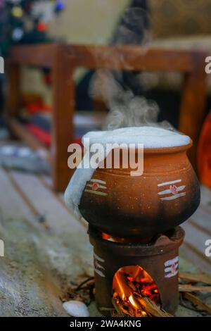 Alter Topf zum Kochen von Milch in Feuerholz Bodentopf. Kulturelle Veranstaltung in hindu. Stockfoto