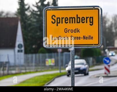 Spremberg, Deutschland. Dezember 2023. Das Stadteingangszeichen der Stadt im Stadtteil Spree-Neisse. Quelle: Patrick Pleul/dpa/Alamy Live News Stockfoto