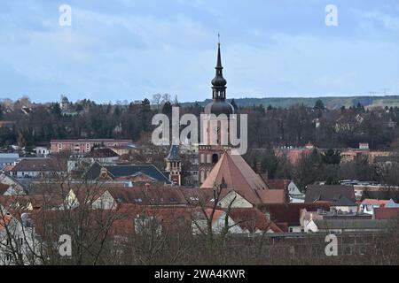 Spremberg, Deutschland. Dezember 2023. Blick über die Dächer der Stadt im Stadtteil Spree-Neiße. Quelle: Patrick Pleul/dpa/Alamy Live News Stockfoto