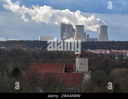 Spremberg, Deutschland. Dezember 2023. Das Braunkohlekraftwerk Schwarze Pumpe betrieben von Lausitz Energie Bergbau AG (LEAG) im Landkreis Spree-Neisse. Quelle: Patrick Pleul/dpa/Alamy Live News Stockfoto