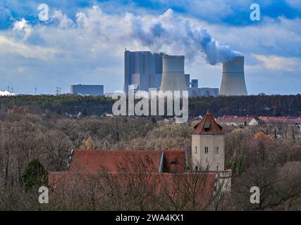 Spremberg, Deutschland. Dezember 2023. Das Braunkohlekraftwerk Schwarze Pumpe betrieben von Lausitz Energie Bergbau AG (LEAG) im Landkreis Spree-Neisse. Quelle: Patrick Pleul/dpa/Alamy Live News Stockfoto