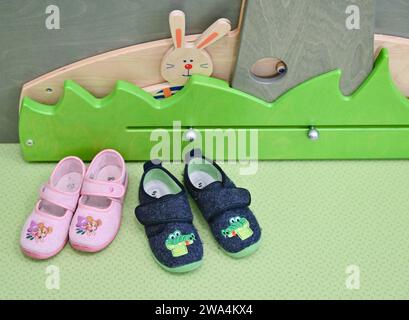 Spremberg, Deutschland. Dezember 2023. Hausschuhe für Kinder befinden sich in einer Kindertagesstätte/einem Kindergarten. Quelle: Patrick Pleul/dpa/Alamy Live News Stockfoto