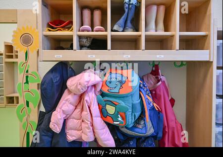 Spremberg, Deutschland. Dezember 2023. Kinderkleidung hängt in einer Kindertagesstätte/einem Kindergarten. Quelle: Patrick Pleul/dpa/Alamy Live News Stockfoto