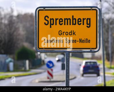 Spremberg, Deutschland. Dezember 2023. Das Stadteingangszeichen der Stadt im Stadtteil Spree-Neisse. Quelle: Patrick Pleul/dpa/Alamy Live News Stockfoto