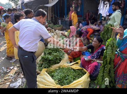 IND , INDIEN : Blumenhaendler und Kunden auf dem Mallick Ghat Blumenmarkt in Kalkutta / Kalkutta , 12.12.2023 IND , INDIA : Händler und Kunden auf Mullik Ghat Blumenmarkt in Kalkutta / Kalkutta , 12.12.2023 *** IND , INDIEN Händler und Kunden auf Mallick Ghat Blumenmarkt in Kalkutta Kalkutta Kalkutta Kalkutta Kalkutta Kalkutta 2023 Kalkutta Kalkutta Kalkutta Kalkutta Kalkutta 2023 Stockfoto