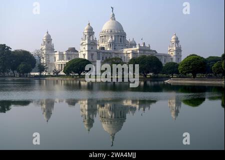 IND , INDIEN : das Denkmal für Koenigin Königin Viktoria / Victoria Memorial in Kalkutta / Kalkutta , 19.12.2023 IND , INDIEN : Victoria Memorial in Kalkutta / Kalkutta , 19.12.2023 *** IND , INDIA Queen Victoria Memorial in Kalkutta Kolkata , 19 12 2023 IND , INDIA Victoria Memorial in Kalkutta Kolkata , 19 12 2023 Stockfoto